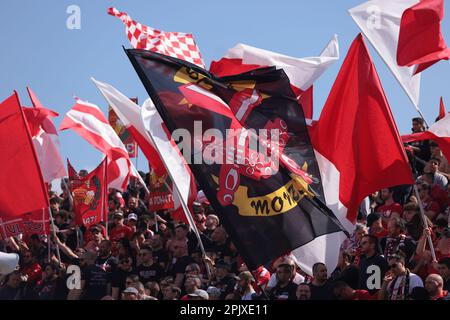 Monza, Italien, 2. April 2023. AC Monza-Fans beim Spiel der Serie A im Stadio Brianteo, Monza. Der Bildausdruck sollte lauten: Jonathan Moscrop/Sportimage Stockfoto