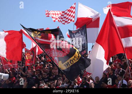 Monza, Italien, 2. April 2023. AC Monza-Fans beim Spiel der Serie A im Stadio Brianteo, Monza. Der Bildausdruck sollte lauten: Jonathan Moscrop/Sportimage Stockfoto