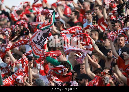 Monza, Italien, 2. April 2023. AC Monza-Fans beim Spiel der Serie A im Stadio Brianteo, Monza. Der Bildausdruck sollte lauten: Jonathan Moscrop/Sportimage Stockfoto