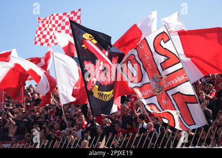 Monza, Italien, 2. April 2023. AC Monza-Fans beim Spiel der Serie A im Stadio Brianteo, Monza. Der Bildausdruck sollte lauten: Jonathan Moscrop/Sportimage Stockfoto