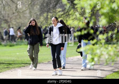 London, Großbritannien. 03. April 2023. Frauen im St. James's Park im Zentrum von London genießen das Frühlingswetter. In den nächsten Tagen wird in London Frühlingssonne erwartet. (Foto: Steve Taylor/SOPA Images/Sipa USA) Guthaben: SIPA USA/Alamy Live News Stockfoto