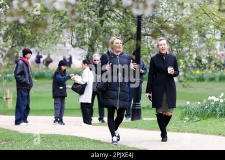 London, Großbritannien. 03. April 2023. Die Leute im St. James's Park im Zentrum von London genießen das Frühlingswetter. In den nächsten Tagen wird in London Frühlingssonne erwartet. (Foto: Steve Taylor/SOPA Images/Sipa USA) Guthaben: SIPA USA/Alamy Live News Stockfoto