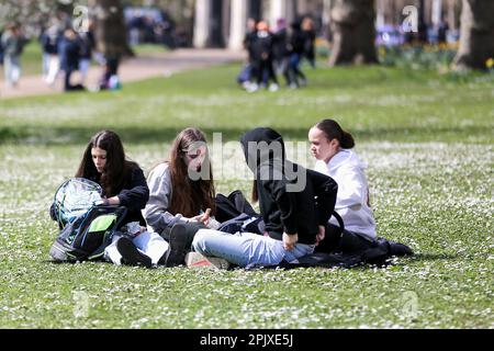 London, Großbritannien. 03. April 2023. Jugend im St. James's Park im Zentrum von London Genießen Sie das Frühlingswetter. In den nächsten Tagen wird in London Frühlingssonne erwartet. (Foto: Steve Taylor/SOPA Images/Sipa USA) Guthaben: SIPA USA/Alamy Live News Stockfoto