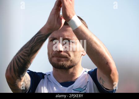 Monza, Italien, 2. April 2023. Ciro Immobile von SS Lazio begrüßt die Fans nach der letzten Partie des Stadio Brianteo in Monza. Der Bildausdruck sollte lauten: Jonathan Moscrop/Sportimage Stockfoto