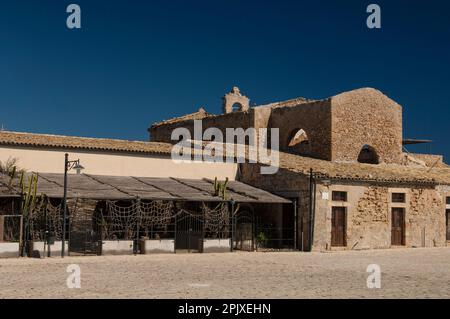 Das Küstendorf Marzamemi, Pachino, Syrakus, Sizilien, Italien, Europa. Stockfoto