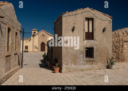 Das Küstendorf Marzamemi, Pachino, Syrakus, Sizilien, Italien, Europa. Stockfoto