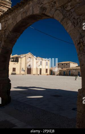 Das Küstendorf Marzamemi, Pachino, Syrakus, Sizilien, Italien, Europa. Stockfoto