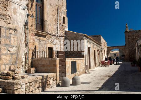 Das Küstendorf Marzamemi, Pachino, Syrakus, Sizilien, Italien, Europa. Stockfoto