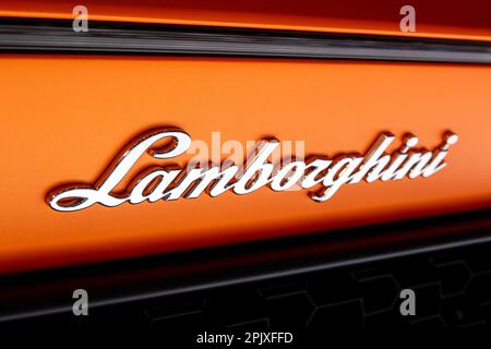 Lamborghini-Logo auf der Rückseite eines Lamborghini Huracan Performante Sportwagens, der auf der Genfer Automobilausstellung vorgestellt wird. Genf, Schweiz - 7. März 2017 Stockfoto