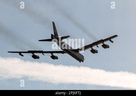 US Air Force Boeing B-52 Stratofortress Bomberflugzeug mit Tiefpass. Sanicole, Belgien - 13. September 2019 Stockfoto
