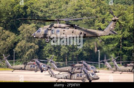 US Army Sikorsky UH-60m Black Hawk Hubschrauber starten von einem Flugplatz in den Niederlanden - 2. Juli 2020 Stockfoto