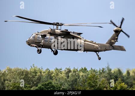 US Army Sikorsky UH-60m Black Hawk Helikopter, Ankunft auf einem Flugplatz in den Niederlanden - 6. Juni 2020 Stockfoto