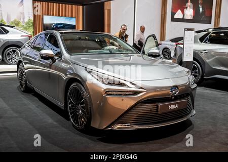 Toyota Mirai Wasserstoff-Brennstoffzellenfahrzeug (FCV), ausgestellt auf der Brüsseler Autosalon European Motor Show. Brüssel, Belgien - 13. Januar 2023. Stockfoto