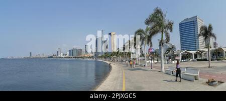 Luanda Angola - 10 09 2022 Uhr: Panoramablick auf die Bucht von Luanda und Luanda Marginal, Fußgängerweg mit tropischen Palmen, Lebensstil in der Innenstadt, Taxi Stockfoto