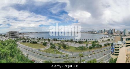 Luanda Angola - 03 24 2023: Atemberaubender Panoramablick auf Downtown Luanda, Bucht, Cabo Island und Hafen von Luanda, marginale und zentrale Gebäude, in Stockfoto