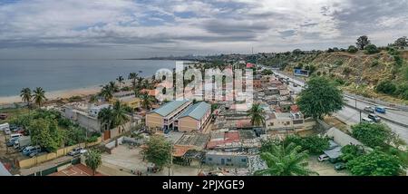 Luanda Angola - 08 24 2023 Uhr: Luftaufnahme der Samba-Straße im Stadtzentrum von Luanda mit Straßen, Fahrzeugen und Gebäuden Stockfoto