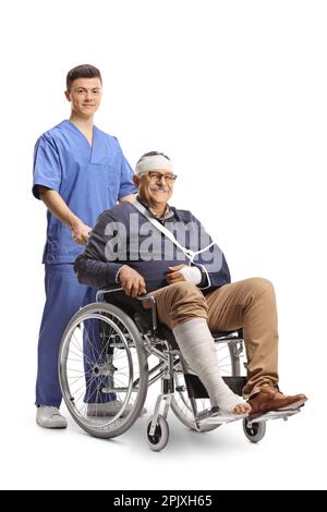 Gesundheitshelfer mit einem erwachsenen Mann mit gebrochenem Arm und Verband am Kopf, der in einem Rollstuhl sitzt, isoliert auf weißem Hintergrund Stockfoto