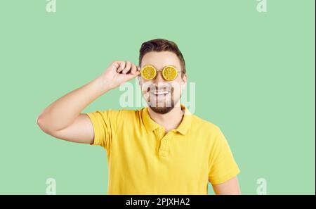 Ein lächelnder Mann mit orangefarbener Sonnenbrille ist fröhlich Stockfoto