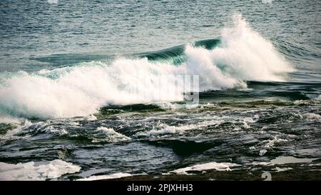 Große Welle in zwei Häfen Stockfoto