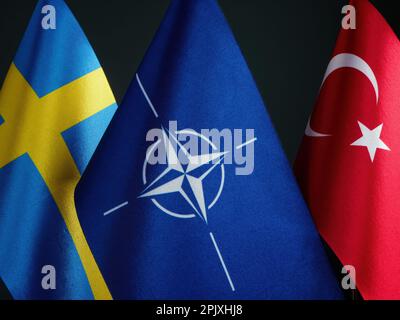 KIEW, UKRAINE - 04. April 2023. Flaggen Schwedens, der NATO und der Türkei. Stockfoto