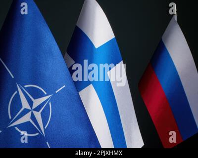 KIEW, UKRAINE - 04. April 2023. In der Nähe der Flaggen der NATO und Finnlands und weiter unter der Flagge Russlands. Stockfoto