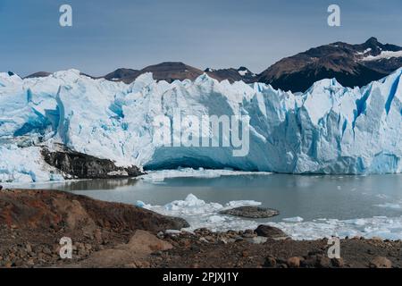 Panoramablick auf den gigantischen Perito-Moreno-Gletscher, seine Zunge und Lagune in Patagonien, Argentinien, sonniger Tag, blauer Himmel. Stockfoto