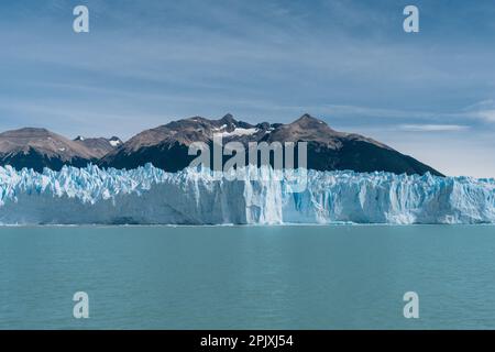 Panoramablick auf den gigantischen Perito-Moreno-Gletscher, seine Zunge und Lagune in Patagonien, Argentinien, sonniger Tag, blauer Himmel. Stockfoto