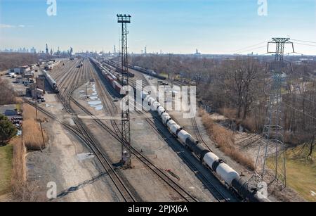 Melvindale, Michigan: Eine Reihe von Öl-/Chemietankwagen führt auf dem Oakwood Yard von Norfolk Southern. Rund 3.000 Eisenbahnwaggons fahren täglich durch den Hof, einschließlich Stockfoto