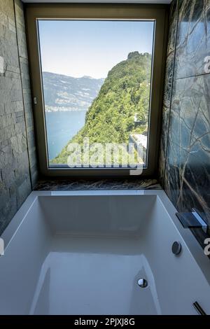 Badewanne mit Berg- und Seeblick in Burgenstock, Nidwalden, Schweiz. Stockfoto