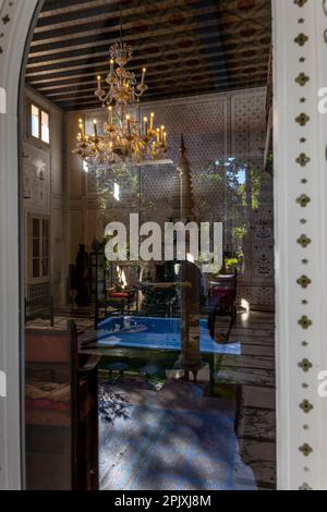 Indian House und Patio und drinnen mit Sonnenlicht und Reflexion im Park Scherrer in Morcote, Tessin, Schweiz. Stockfoto