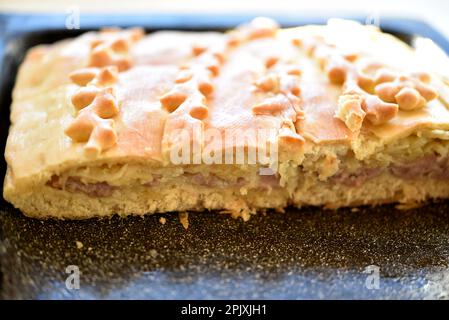 Fleischpastete aus Teig aus Nahaufnahme. Butterkuchen. Stockfoto