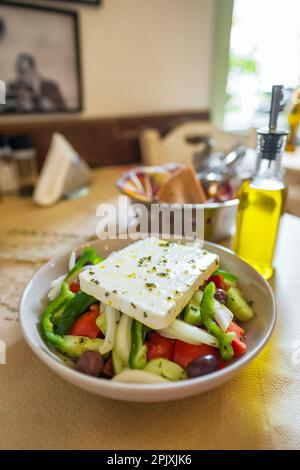 Frischer griechischer Salat oder Horiatiki-Nahaufnahme auf einem Tisch Stockfoto