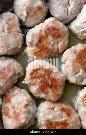 Gebratene Fleischpasteten in einer Bratpfanne. Köstliches gebratenes Fleisch. Steak. Stockfoto