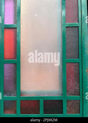 Altes Buntglasfenster. Farbenfrohes Fenster Stockfoto