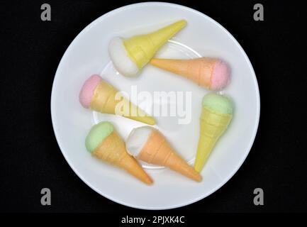 Marshmallow in Form eines Eisbechers auf einem weißen Teller. Buntes Eis. Stockfoto