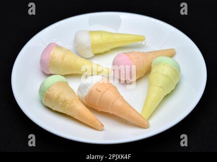 Marshmallow in Form eines Eisbechers auf einem weißen Teller. Buntes Eis. Stockfoto