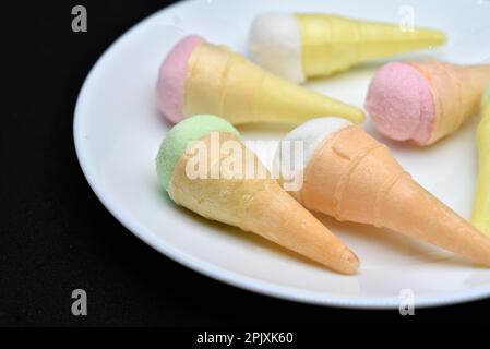Marshmallow in Form eines Eisbechers auf einem weißen Teller. Buntes Eis. Stockfoto