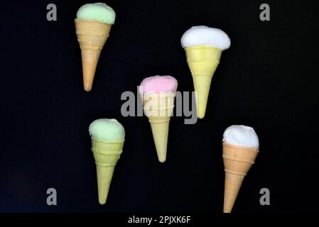 Marshmallow in Form eines Eisbechers auf einem weißen Teller. Buntes Eis. Stockfoto