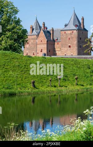 Fesselnder Blick über den Wassergraben über den Deich zum Schloss Slot Loevestein und seiner reichen Geschichte. Die Festung ist die berühmteste in den Niederlanden Stockfoto