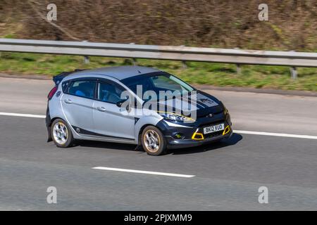 2012 Modified Silver Black FORD FIESTA EDGE 1242 ccm (1.25I 82) Benzinmotor 5-Gang-Schaltgetriebe; Fahrt mit Geschwindigkeit auf der Autobahn M6 im Großraum Manchester, Großbritannien Stockfoto