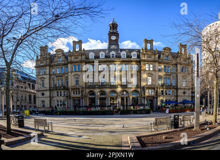 LEEDS, WESTYORKSHIRE, ENGLAND - MÄRZ 07,2023 - Fassadenblick auf Leeds City Square während der Wintersaison tagsüber in Großbritannien Stockfoto