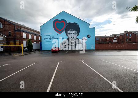 LEIGH, ENGLAND, 09. SEPTEMBER 2022 – Wandbild von Pete Shelley in seiner Heimatstadt Leigh UK Stockfoto