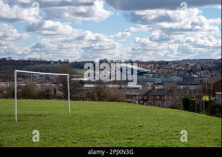 LEEDS, ENGLAND - MÄRZ 07,2023 - Blick auf die Stadt Leeds und das Fußballstadion in Großbritannien Stockfoto