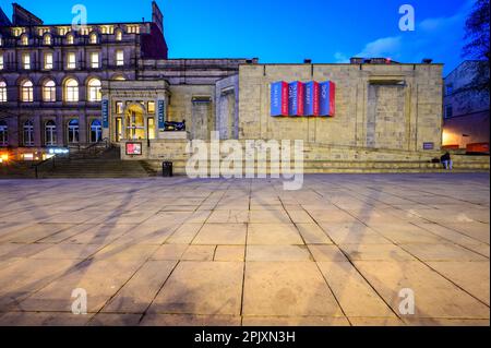 LEEDS, WESTYORKSHIRE, ENGLAND - MÄRZ 07,2023 - gepflasterter offener Bereich des Leeds City Square UK Stockfoto