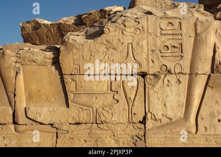 Details der Kampfszenen auf dem Vorplatz des Tempels von Seti I, Abydos, Ägypten Stockfoto