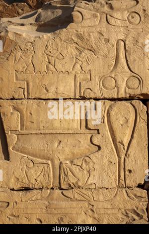 Details der Kampfszenen auf dem Vorplatz des Tempels von Seti I, Abydos, Ägypten Stockfoto