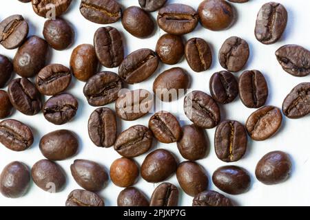 Geröstete Kaffeebohnen strukturieren weißes, lackiertes Holz Stockfoto