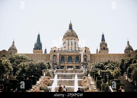 Spanien, Barcelona, 14.07.2021 . Barcelona am Nachmittag, ein wunderschöner Blick auf die Stadt an einem sonnigen Tag vom Berg Montjuic. Montjuic Castle oder Besetzung Stockfoto