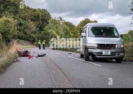 Winsley, Wiltshire, Großbritannien, September 25 2022. 2 Polizisten und Angehörige der Öffentlichkeit schauen sich den Ort eines Motorradunfalls mit einem zertrümmerten Bibi an Stockfoto