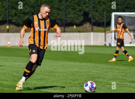 Swansea, Wales. 4. April 2023 Trialist of Hull City in Aktion während des Spiels der Professional Development League zwischen Swansea City under 18 und Hull City under 18 an der Swansea City Academy in Swansea, Wales, Großbritannien am 4. April 2023. Kredit: Duncan Thomas/Majestic Media/Alamy Live News. Stockfoto